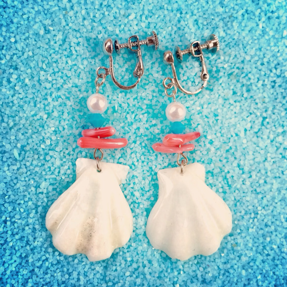 白い貝殻の小さなイヤリング ピアス（フック・チェーン） Whaletail