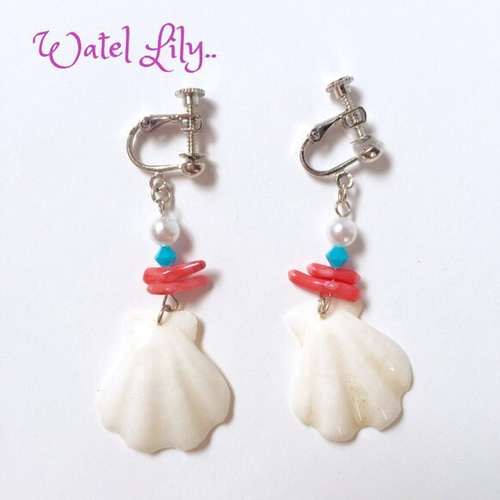 白い貝殻の小さなイヤリング ピアス（フック・チェーン） Whaletail