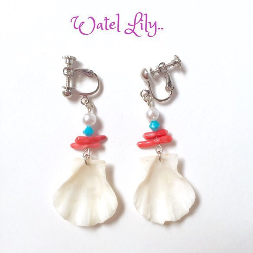 白い貝殻の小さなイヤリング ピアス（フック・チェーン） Whaletail