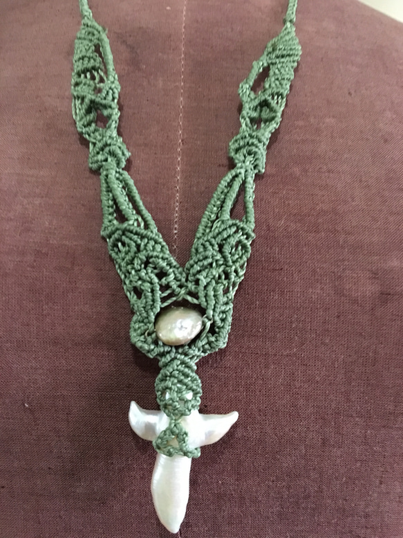 よ〜くみてください真珠です十字架の真珠マクラメ編みネクレスオリジナル 3枚目の画像