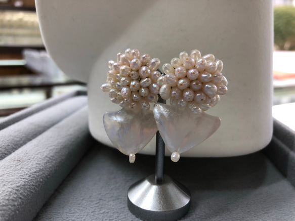 本真珠と白蝶貝のボリュームピアス 1枚目の画像