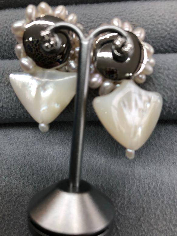 本真珠と白蝶貝のボリュームピアス 2枚目の画像