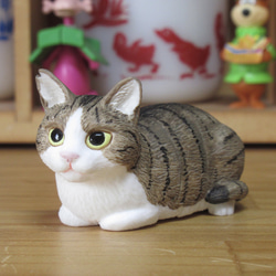 猫のスマホスタンド（キジトラ白） 4枚目の画像