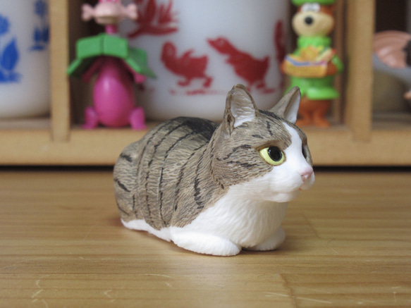 猫のスマホスタンド（キジトラ白） 6枚目の画像