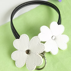 【 再販売 】White  Flower バック チャーム 1枚目の画像