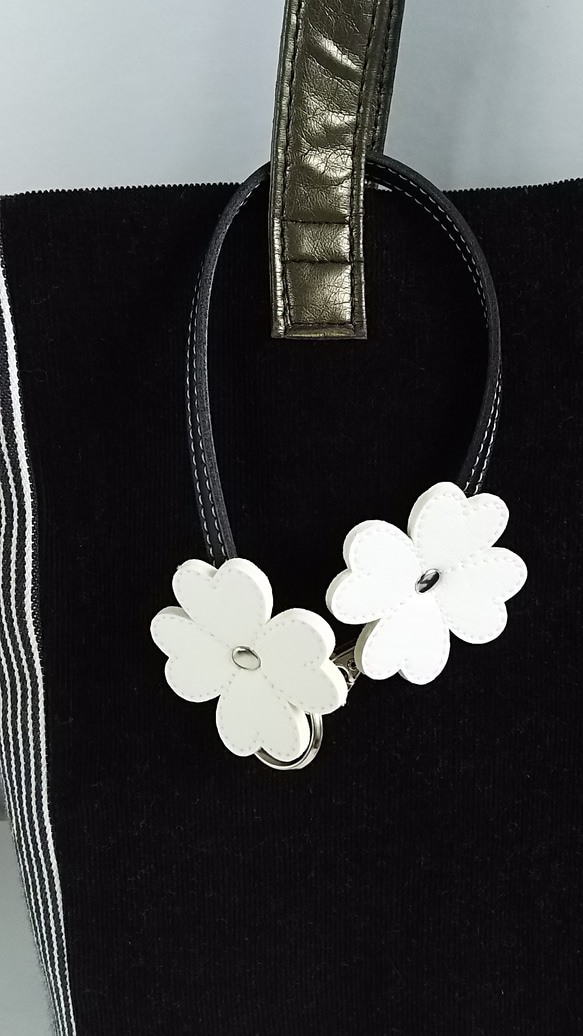 【 再販売 】White  Flower バック チャーム 2枚目の画像