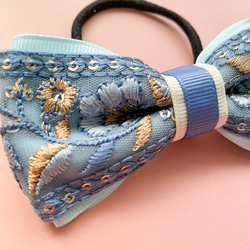 ロイヤルブルーのリボン髪飾り　インド刺繍リボン 　ヘアゴム/ポニーフック 2枚目の画像