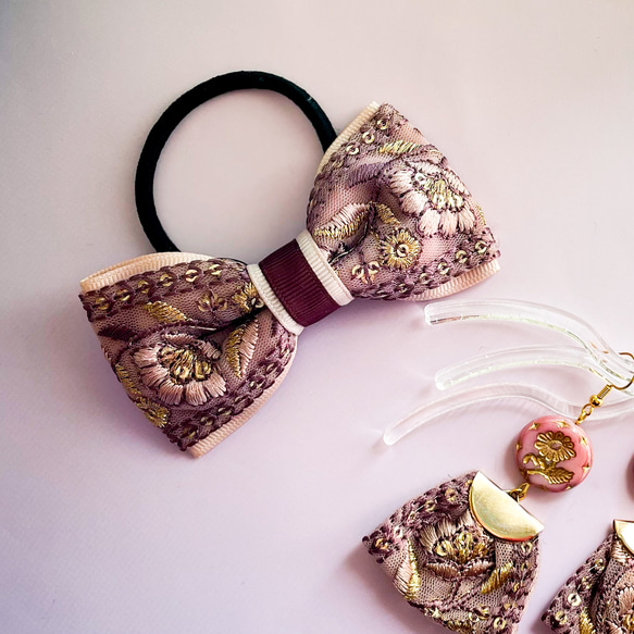 くすみピンクとボルドーの花束みたいなヘアアクセサリー　インド刺繍リボン/ヘアゴム/ポニーフック 1枚目の画像
