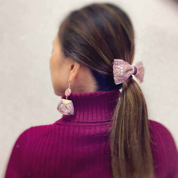 くすみピンクとボルドーの花束みたいなヘアアクセサリー　インド刺繍リボン/ヘアゴム/ポニーフック 3枚目の画像