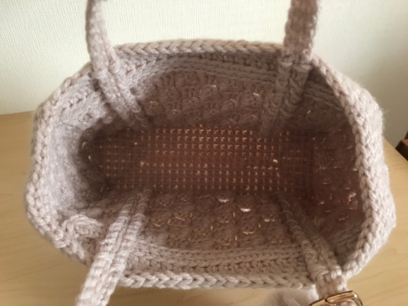 ファーチャームのほっこりトートバッグ　編み物 2枚目の画像