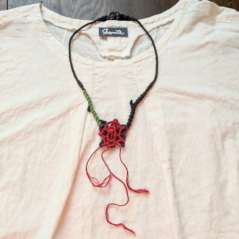 蝶々　かくれた　バラの下　ヒトヤスミ　一点物　ネックレス　（ヘンプ　純チタン　使用　約５２ｃｍ）