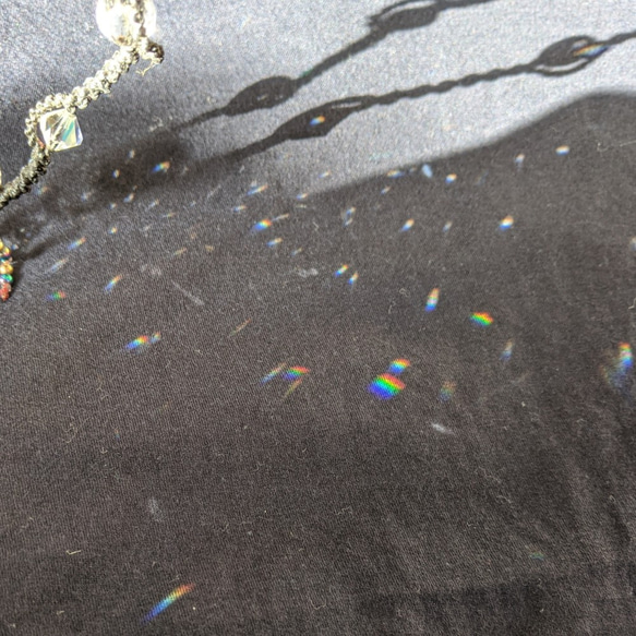 カットガラスと帆糸の虹のネックレス　一点物　（鹿角ボタン　ヘマタイトカラービーズ使用　約４４ｃｍ）　　 5枚目の画像