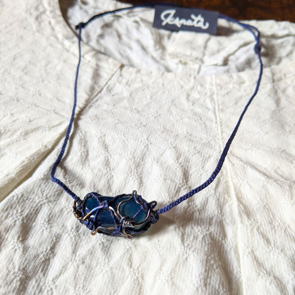 グラデーションブルー　さんぽ猫　ネックレス　一点物　調整可能　純チタン　青帆糸使用　 1枚目の画像
