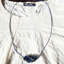 グラデーションブルー　さんぽ猫　ネックレス　一点物　調整可能　純チタン　青帆糸使用　 2枚目の画像