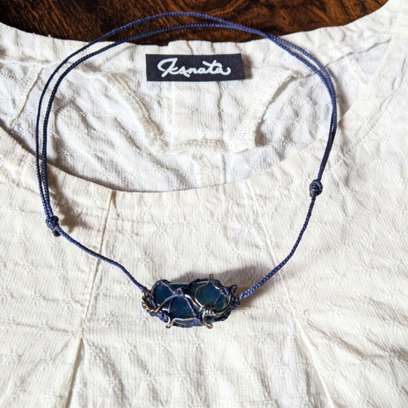 グラデーションブルー　さんぽ猫　ネックレス　一点物　調整可能　純チタン　青帆糸使用　 3枚目の画像