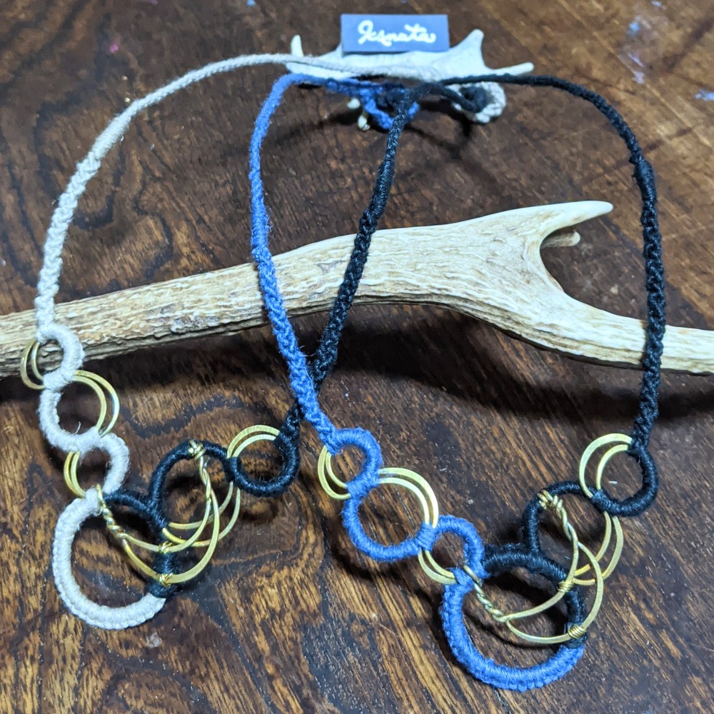 『メガネかける首飾り　月　』ヘンプ・真鍮ワイヤー・鹿の角ボタン使用。