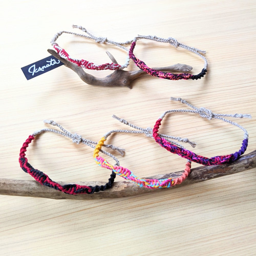 刺繍糸の手編みにこだわったオリジナルデザインアンクレット