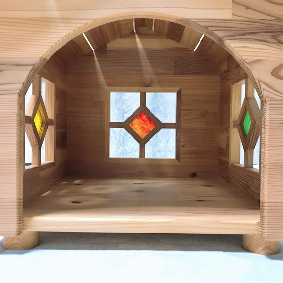 ステンドグラスをはめ込んだ木製ペットハウス・犬小屋 