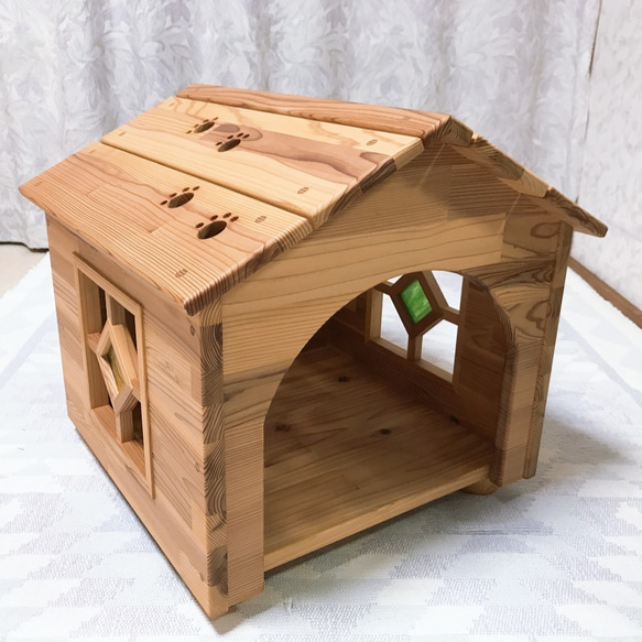 ステンドグラスをはめ込んだ木製ペットハウス・犬小屋 