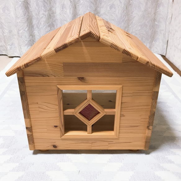 ステンドグラスをはめ込んだ木製ペットハウス・犬小屋 4枚目の画像