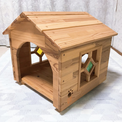 ステンドグラスをはめ込んだ木製ペットハウス・犬小屋 5枚目の画像