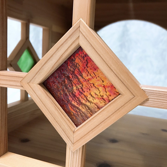 ステンドグラスをはめ込んだ木製ペットハウス・犬小屋 8枚目の画像