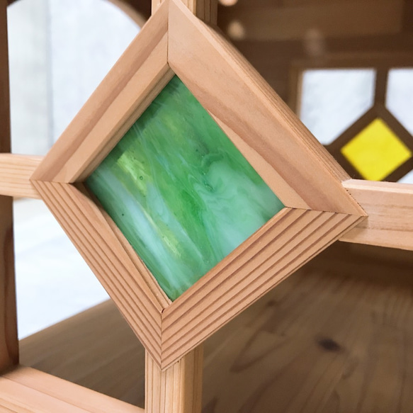 ステンドグラスをはめ込んだ木製ペットハウス・犬小屋 9枚目の画像