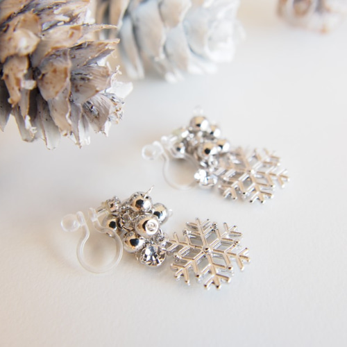 Creema限定』雪の結晶 silver＊ クリスタルの粒々ノンホールピアス