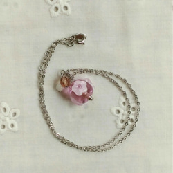 ピンクの花のとんぼ玉のネックレス(ストラップ兼用) 2枚目の画像