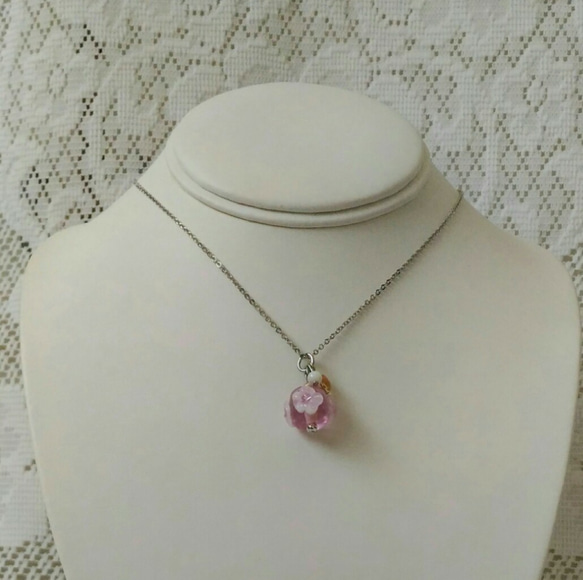 ピンクの花のとんぼ玉のネックレス(ストラップ兼用) 3枚目の画像