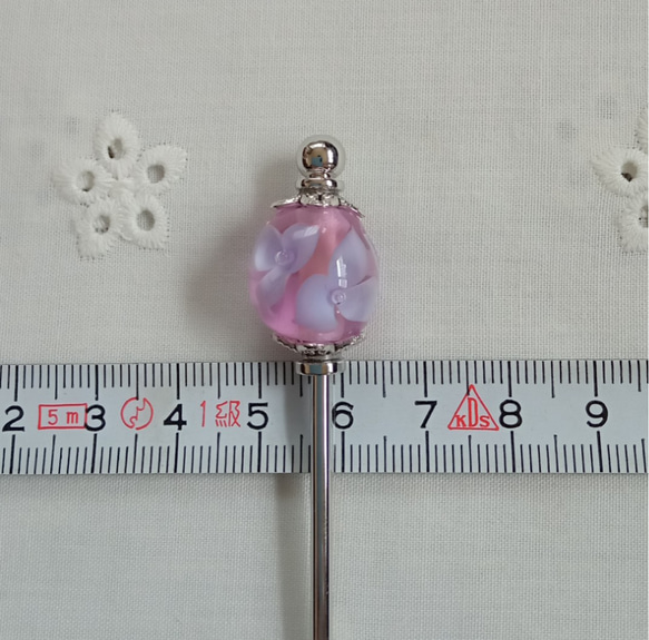 ピンクにラベンダー色の花(水中花4個)のとんぼ玉のかんざし(細いホルダーかんざし金具) 5枚目の画像