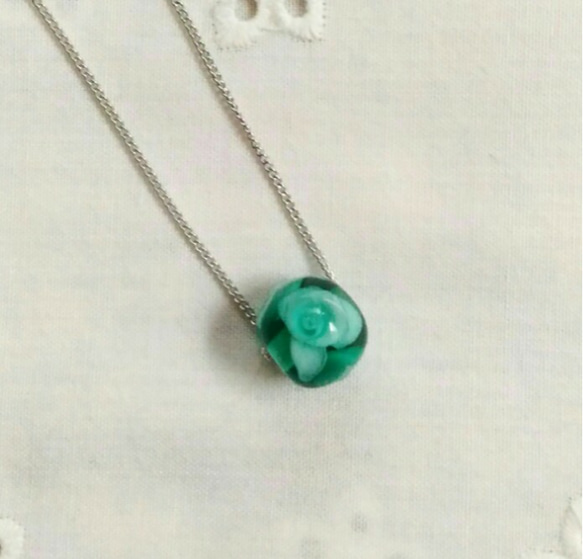 薄い青緑のバラのとても小さなとんぼ玉のネックレス 1枚目の画像