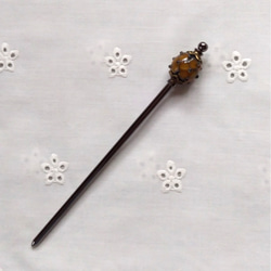 鹿の子絞りに似た黒とオレンジのとんぼ玉のかんざし(ホルダーかんざし) 2枚目の画像