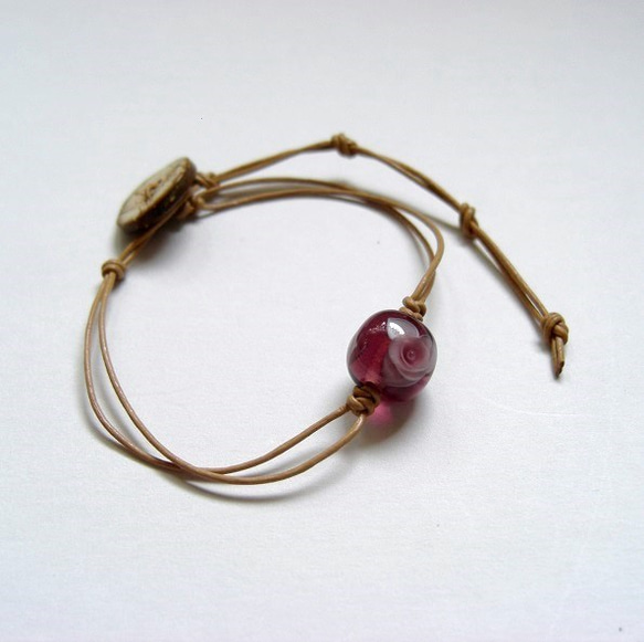 赤紫のバラのとんぼ玉のシンプルブレスレット 1枚目の画像