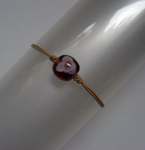 赤紫のバラのとんぼ玉のシンプルブレスレット 2枚目の画像