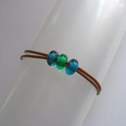 ガラスビーズ (とんぼ玉) のシンプルブレスレット(青緑と緑) 2枚目の画像
