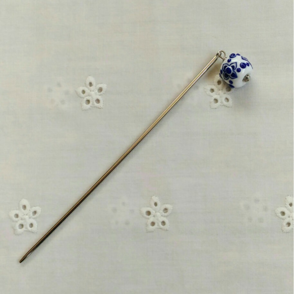 白地に藍色の模様のとんぼ玉のかんざし 3枚目の画像