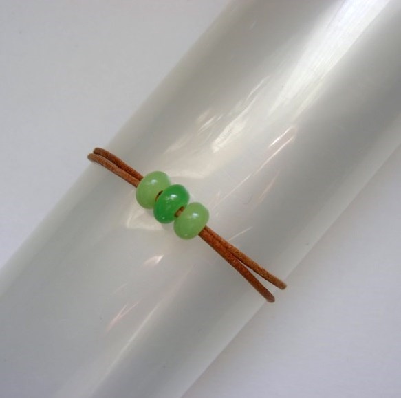 半透明グリーンのガラスビーズ (とんぼ玉) のシンプルブレスレット 2枚目の画像