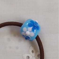 水色に白と青の花のとんぼ玉のヘアゴム 1枚目の画像