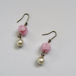 ピンクのバラのとっても小さなとんぼ玉とコットンパールのピアス 1枚目の画像