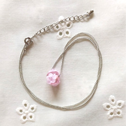 ピンクの花のとても小さなとんぼ玉のネックレス 2枚目の画像