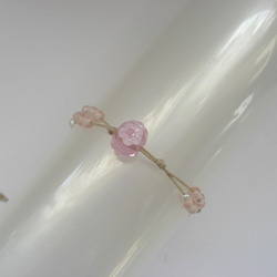 ピンクの小さな花のとんぼ玉とチェコビーズのブレスレット(ワックスコード) 2枚目の画像