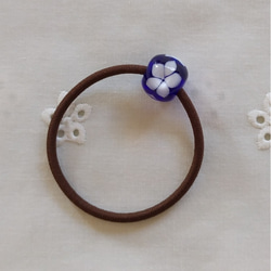 コバルトブルーに白い水中花(3個)のとんぼ玉のヘアゴム 1枚目の画像