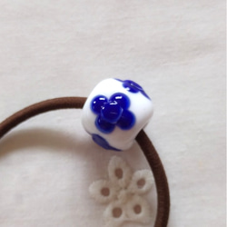 4枚の丸い花びらの花のとんぼ玉のヘアゴム(白に藍色とコバルトブルー) 2枚目の画像