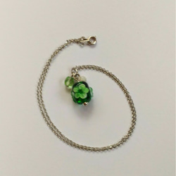 グリーンの花のとんぼ玉のネックレス(ストラップ兼用) 2枚目の画像