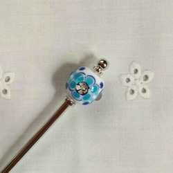花の模様の白いとんぼ玉のかんざし(ブルー系、パーツ入り) 1枚目の画像