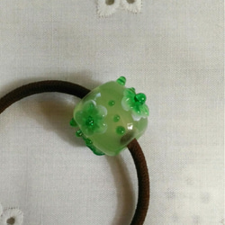 すりガラス風の花のとんぼ玉のヘアゴム(グリーン) 2枚目の画像