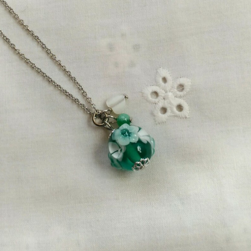 トンボ玉(水中花)のストラップ