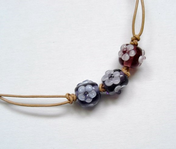 紫系の小さなとんぼ玉のネックレス(ブレスレット兼用) 1枚目の画像