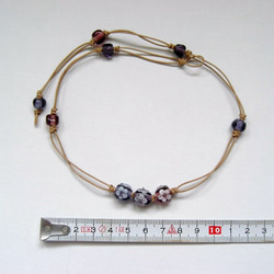 紫系の小さなとんぼ玉のネックレス(ブレスレット兼用) 2枚目の画像